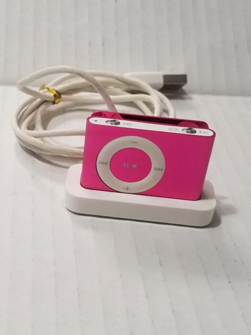 Apple iPod Shuffle (2nd Generation) Pink 1GB with Charging Dock